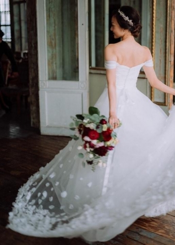 Clustered Petals Skirt Wedding Dress Off-the-shoulder Vestido de novia