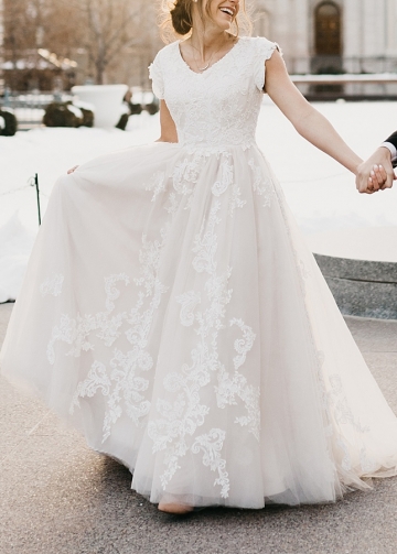 Classic Lace Tulle Cap Sleeves Wedding Gown