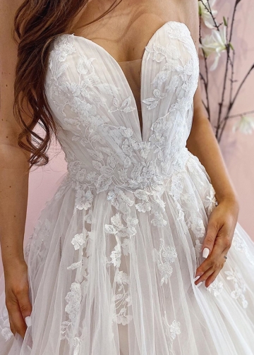Classic Sweetheart A-line Tulle Wedding Dress
