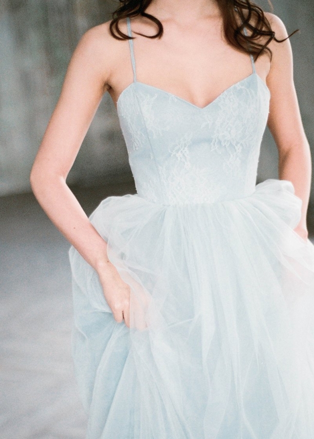 Gray-blue Chantilly Lace Wedding Dresses Tulle Skirt