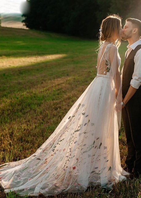 Meticlously Embroidery Wedding Dresses Dreamy Bohemian Bridal Gowns Backless