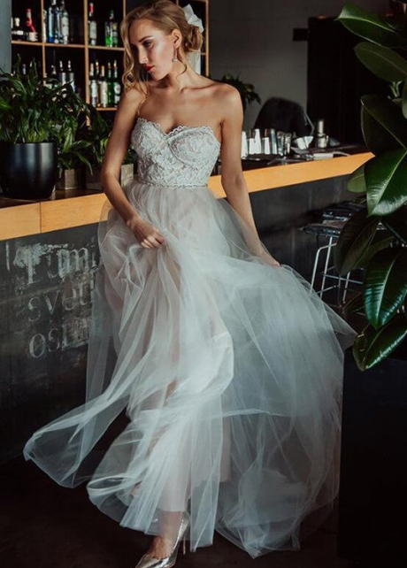 Romantic Sweetheart Sleeveless Long Wedding Dresses With Crystal Sashes Appliques Lace Backless Boho Bridal Wedding Dress