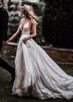 Striking Lace Wedding Dresses Fashion Bohemian Beach Bridal Gowns Deep V-Neck Spain Beauty Vestido De Noiva