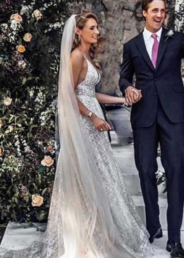 Striking Lace Wedding Dresses Fashion Bohemian Beach Bridal Gowns Deep V-Neck Spain Beauty Vestido De Noiva