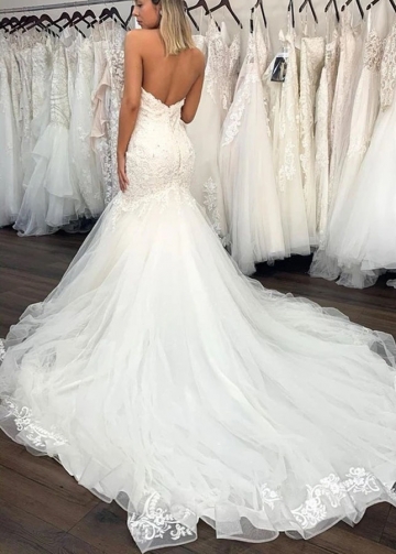 Unique Sweetheart Backless Wedding Gowns with Chapel Train