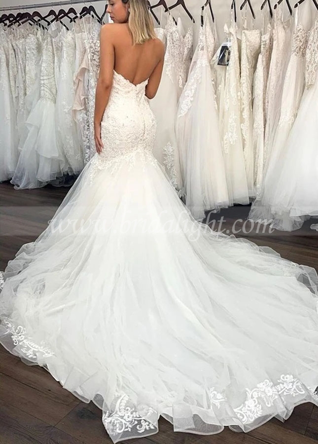 Unique Sweetheart Backless Wedding Gowns with Chapel Train