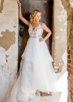 V-neckline Lace Horsehair Hem Wedding Gown Dress 2023