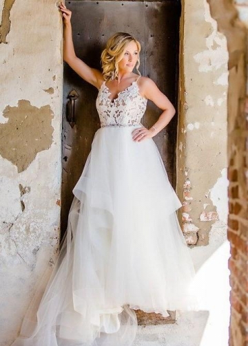 V-neckline Lace Horsehair Hem Wedding Gown Dress 2023
