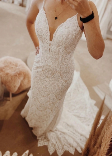 V-neck Long Lace Wedding Dresses with Chapel Train
